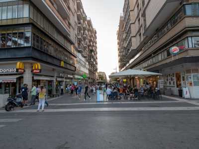 Lasciandoci alle spalle la Stazione Centrale  e piazza Aldo Moro, imbocchiamo via Sparano, per ritrovarci nel primo isolato che ha assunto la denominazione di �salotto della musica�